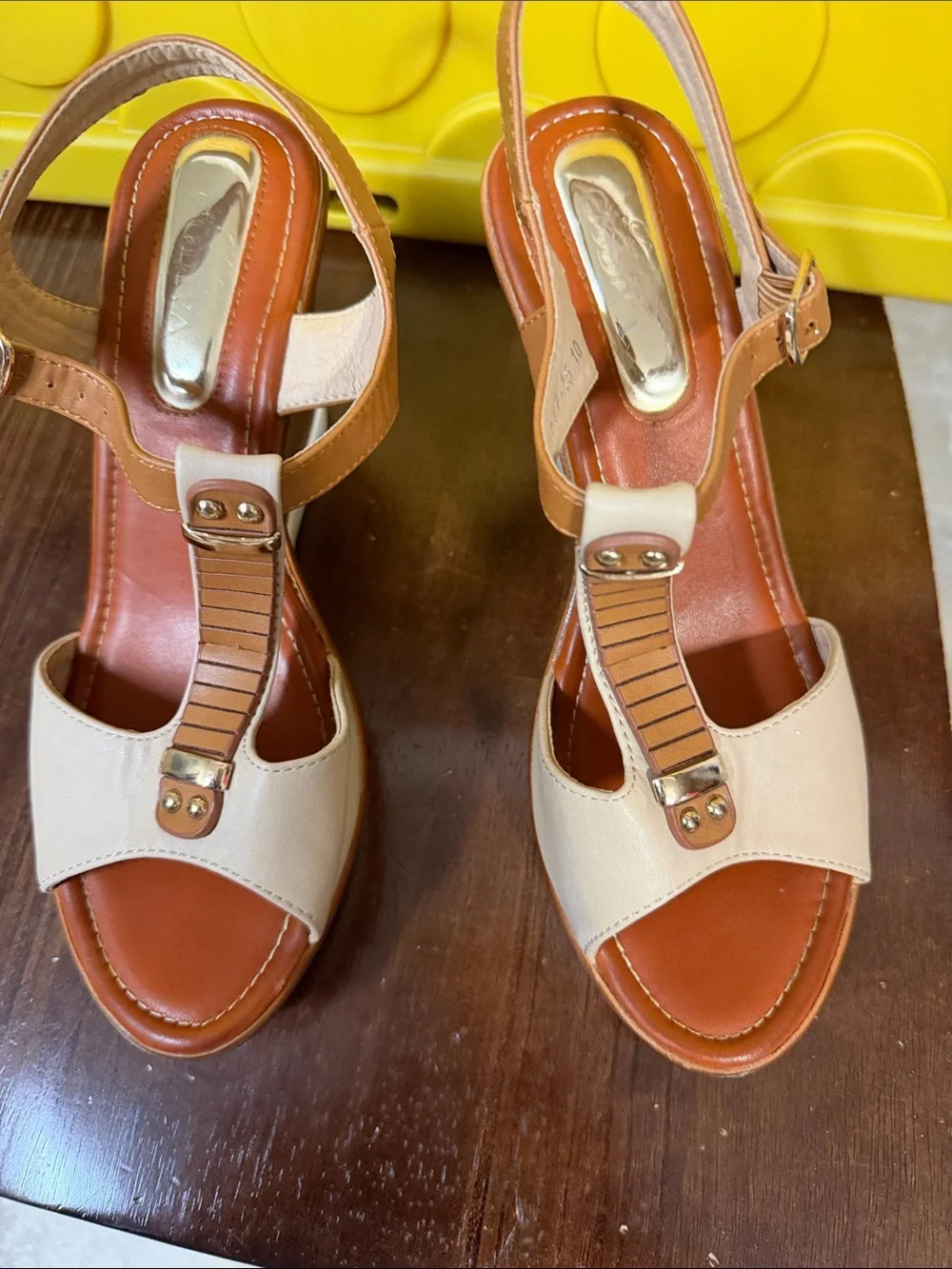 Godiva Women’s Tan and Cream Platform Wedge Sandals Size 10